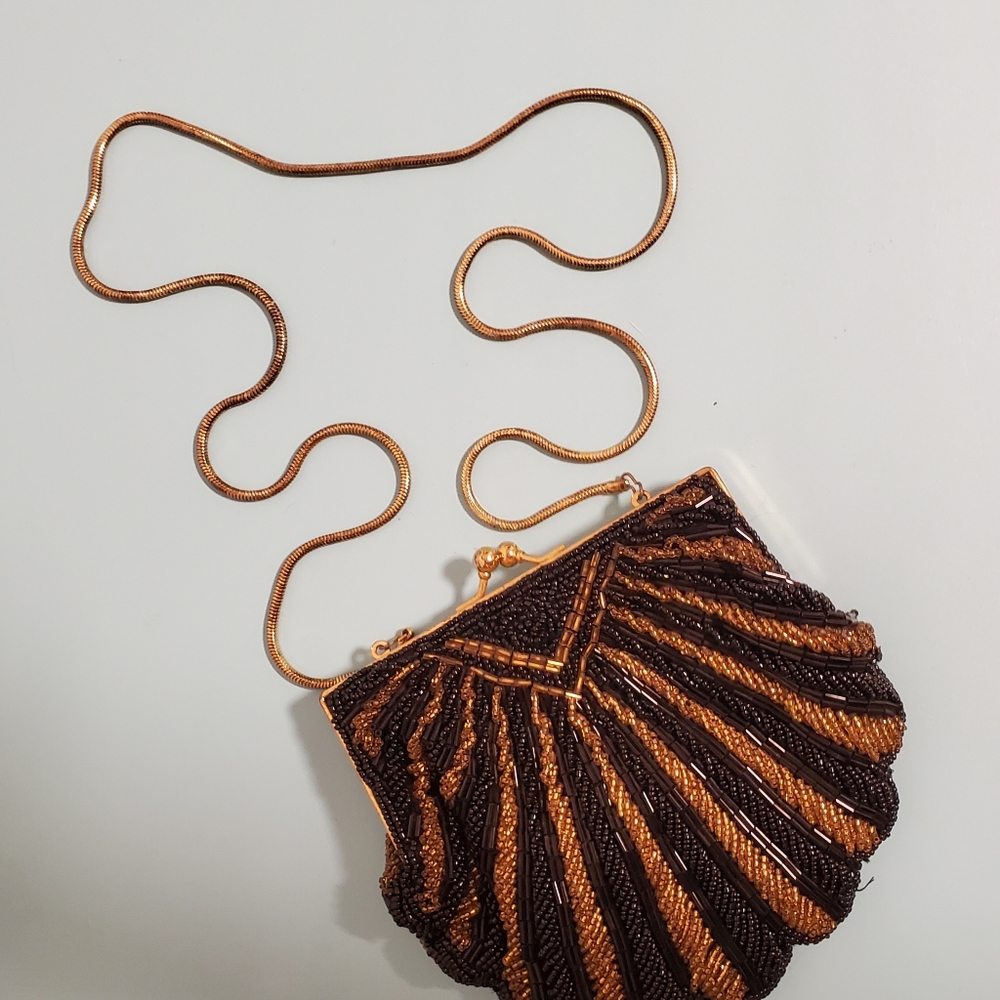 Retro Scalloped Shell Sequin Flapper Purse in Black and Gold